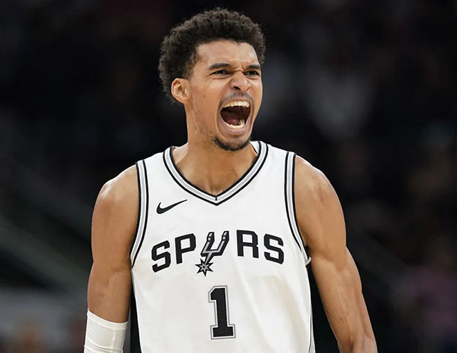 Bienvenidos a casa, Wemby: como se esperaba, la estrella de los Spurs recibe una bienvenida de héroe en París